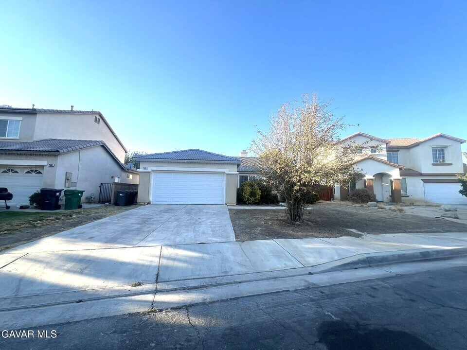 2535 E Norberry St in Lancaster, CA - Foto de edificio