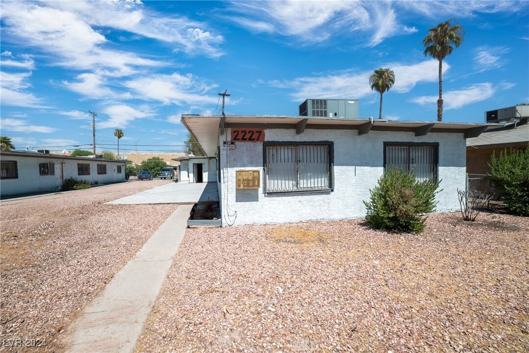 2227 Stewart Ave in Las Vegas, NV - Building Photo