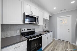 273 High Ridge Dr in Bridgeport, CT - Building Photo