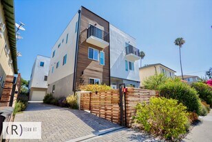 12501-4 Burbank Blvd in North Hollywood, CA - Building Photo