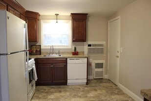 252 Montcalm St, Unit H in Chicopee, MA - Building Photo