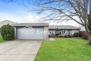 8615 Baton Rouge Dr in Huber Heights, OH - Building Photo