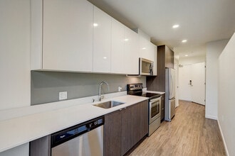 Augusta Apartments in Seattle, WA - Building Photo - Building Photo