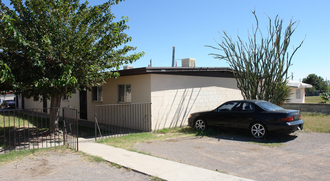 8968 N Gateway Blvd in El Paso, TX - Building Photo - Building Photo