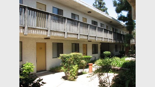 Tarzana Casa in Tarzana, CA - Foto de edificio - Building Photo