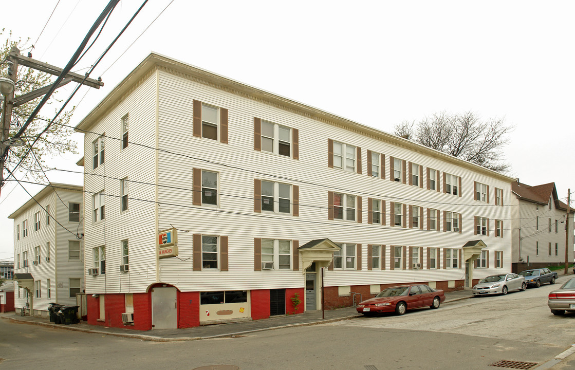 24-32 Schuyler St in Manchester, NH - Foto de edificio