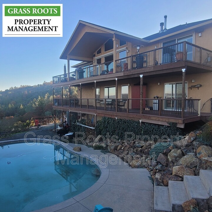 10615 Canyon Creek Ln in Penn Valley, CA - Building Photo