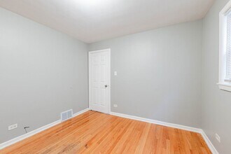 7637 S Essex Ave in Chicago, IL - Building Photo - Building Photo