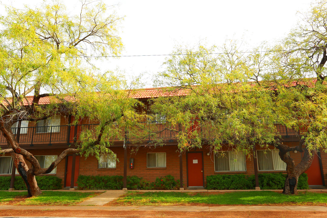 University Arms Student Apartments in Tucson, AZ - Building Photo