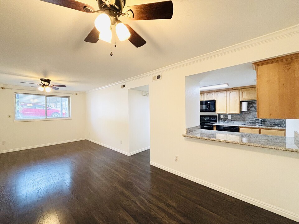 5700 S 900 E in Murray, UT - Building Photo