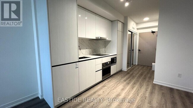 8 Interchange Wy in Vaughan, ON - Building Photo - Building Photo