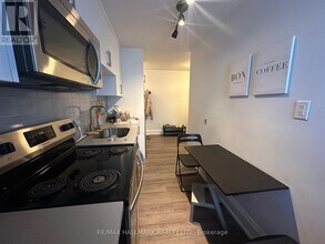 595-595 St Clair Ave W in Toronto, ON - Building Photo - Building Photo