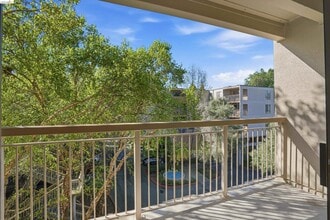 490 N Civic Dr in Walnut Creek, CA - Building Photo - Building Photo