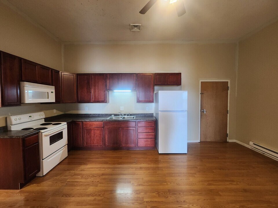 111 S Main St in Clinton, IN - Building Photo