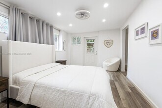 1055 NE 121st St in North Miami, FL - Building Photo - Building Photo