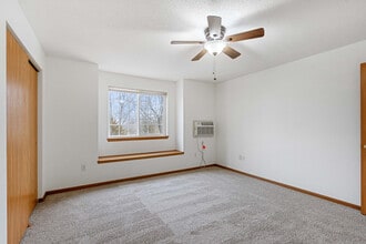 Oakridge Apartments in Mauston, WI - Foto de edificio - Building Photo