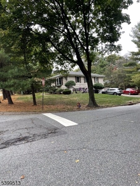 273 Rea Ave Ext in Hawthorne, NJ - Foto de edificio