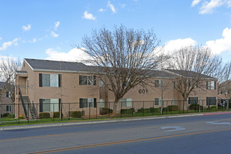 Sunrise Terrace Apartments in Madera, CA - Building Photo - Building Photo