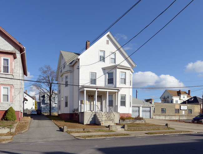 58-60 Blake St in Pawtucket, RI - Foto de edificio - Building Photo