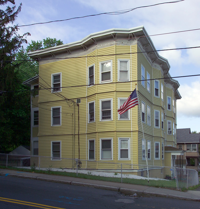 5 Burton St in Chicopee, MA - Foto de edificio