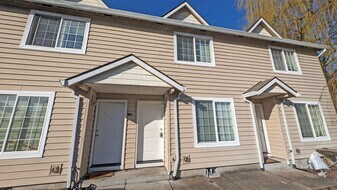 2825 Pacific Ave in Forest Grove, OR - Building Photo