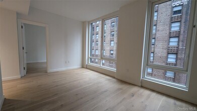 135 E 47th St in New York, NY - Building Photo - Building Photo