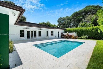 511 Madeira Ave in Coral Gables, FL - Foto de edificio - Building Photo
