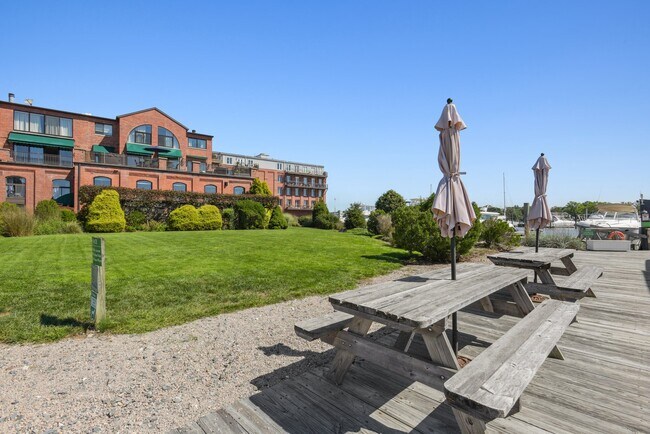 17 Water St in Groton, CT - Building Photo - Building Photo