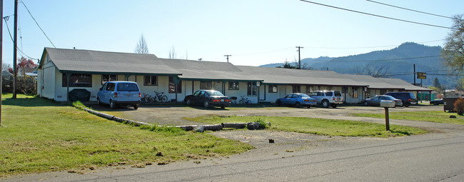 West Central Apartments in Sutherlin, OR - Foto de edificio - Building Photo