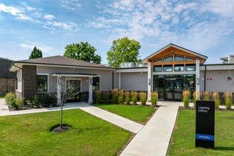 Acclaim at Hinsdale Lake in Willowbrook, IL - Foto de edificio - Building Photo