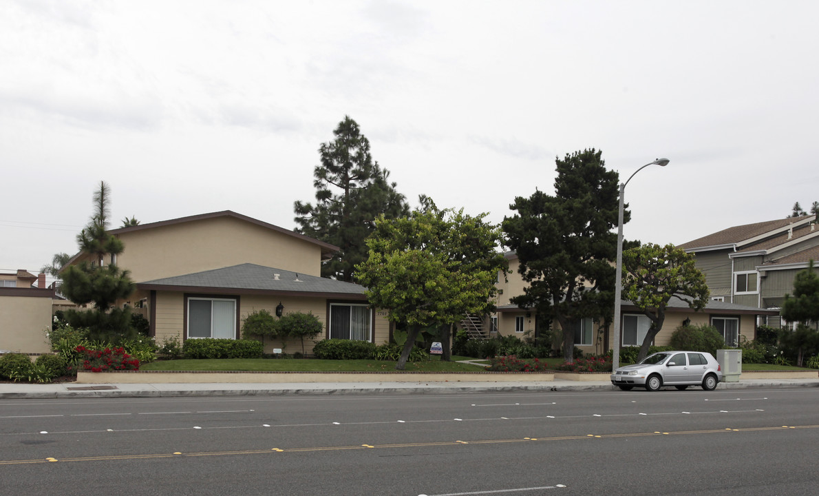 Yorktown Apartments in Huntington Beach, CA - Building Photo