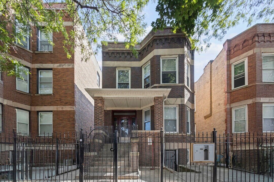 4237 W Potomac Ave in Chicago, IL - Building Photo