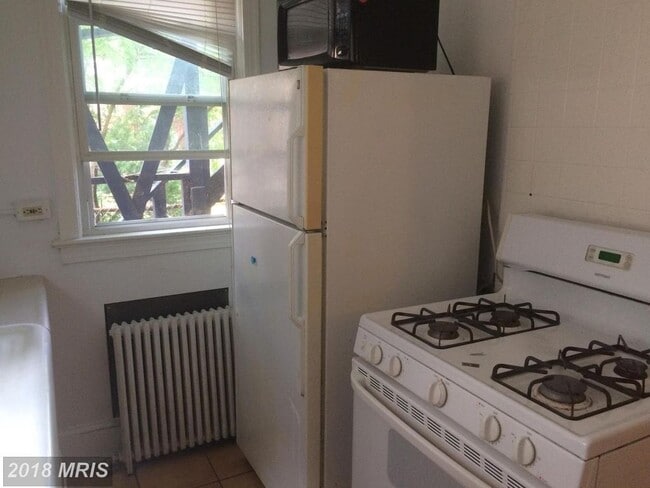 8513 Flower Ave, Unit 3 in Takoma Park, MD - Foto de edificio - Building Photo