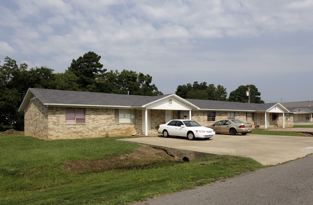 305 N Pear St in Beebe, AR - Building Photo