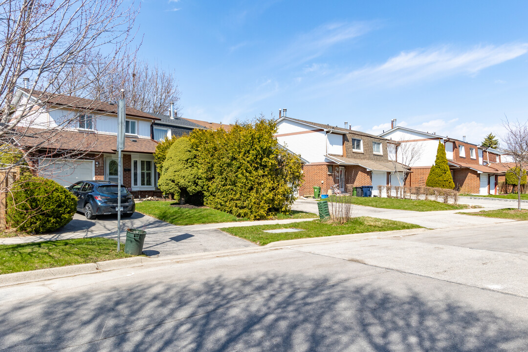 44 Sadlee Cove Cres in Toronto, ON - Building Photo