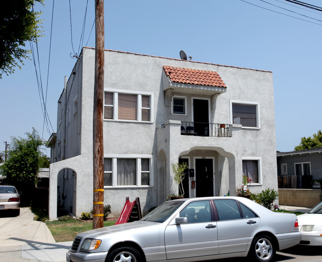 250 Lindero Ave in Long Beach, CA - Foto de edificio - Building Photo