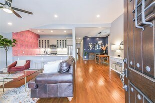 213 N Hutcheson St in Houston, TX - Building Photo