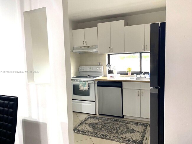 16909 N Bay Rd in Sunny Isles Beach, FL - Building Photo - Building Photo