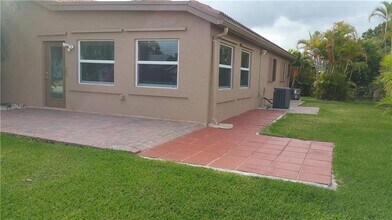 7125 NW 107th Ave in Tamarac, FL - Building Photo - Building Photo