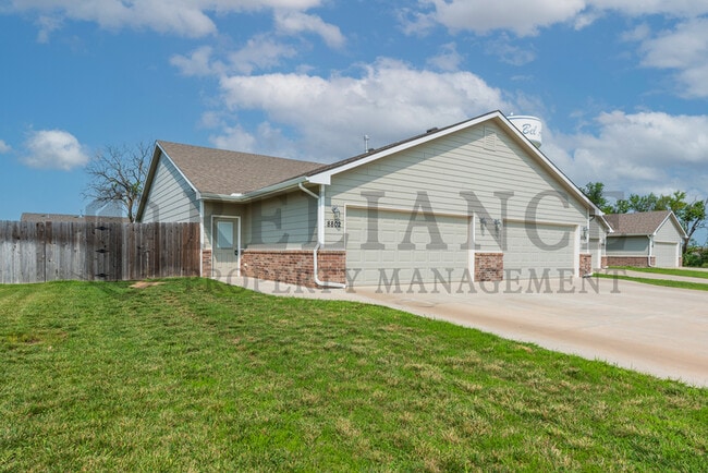 8802 E Chris St in Bel Aire, KS - Building Photo - Building Photo