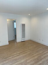 1215 N June St, Unit 5a in Los Angeles, CA - Building Photo - Building Photo
