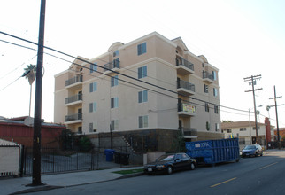 3140 San Marino St in Los Angeles, CA - Building Photo - Building Photo