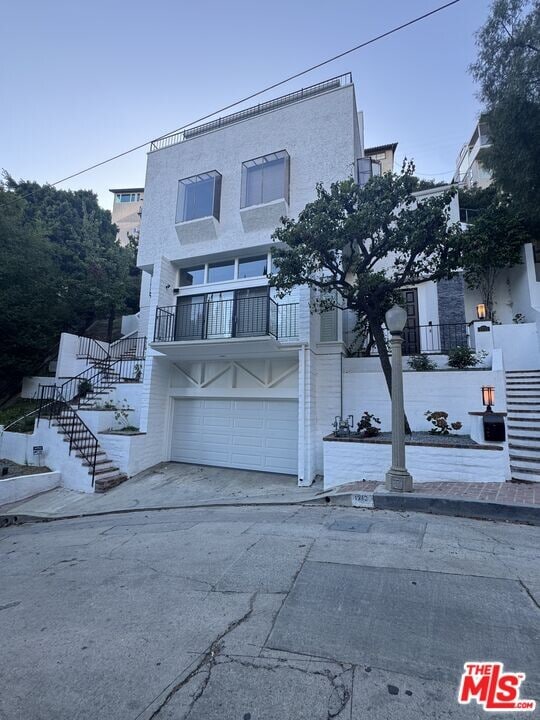 1713 Queens Ct in Los Angeles, CA - Building Photo