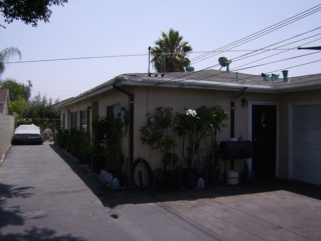 216 N Dalton Ave in Azusa, CA - Foto de edificio - Building Photo