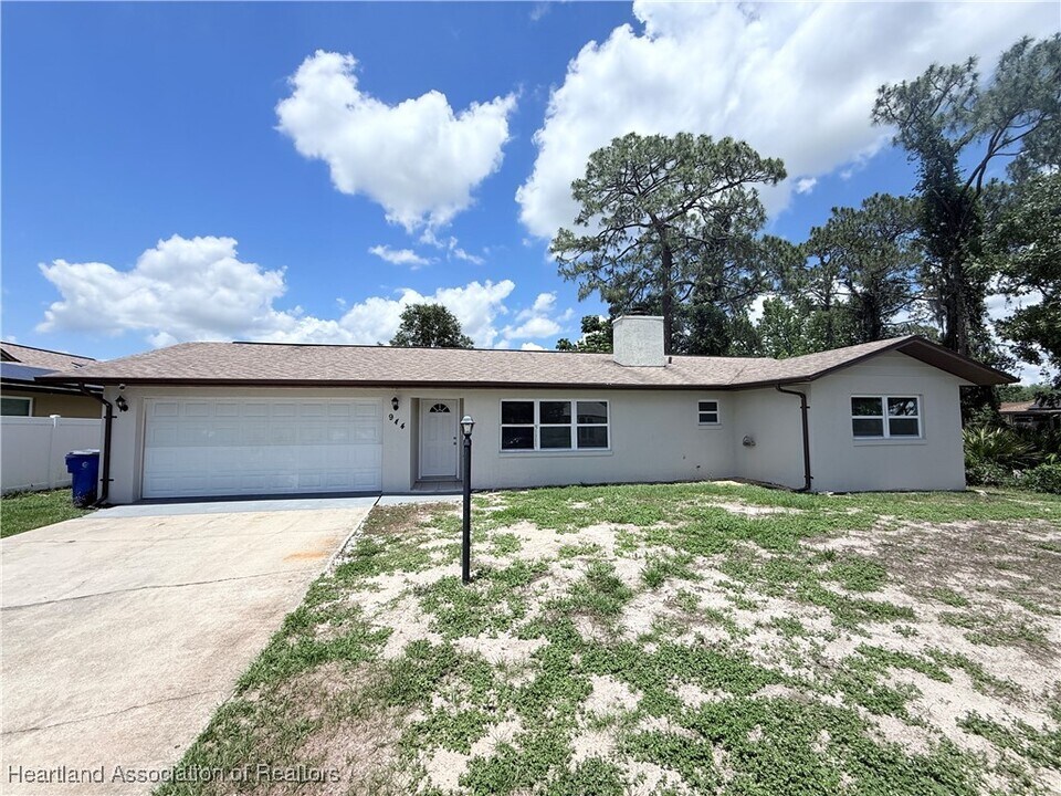 944 Galaxy Ave in Sebring, FL - Foto de edificio
