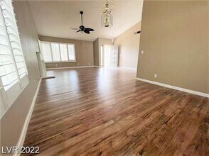 6672 Peachtree Ln in Las Vegas, NV - Building Photo - Building Photo