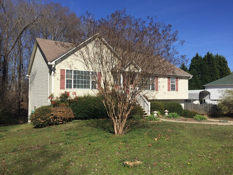 651 Williams Rd in Dallas, GA - Building Photo