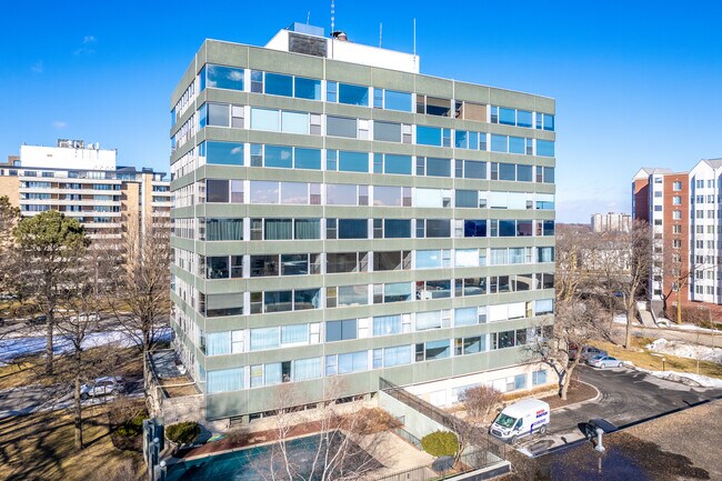 3660 Grand Ave in Des Moines, IA - Foto de edificio - Building Photo