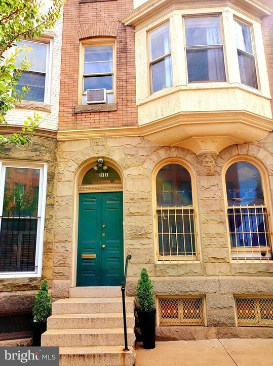 211 E Biddle St, Unit Flat #2 in Baltimore, MD - Building Photo