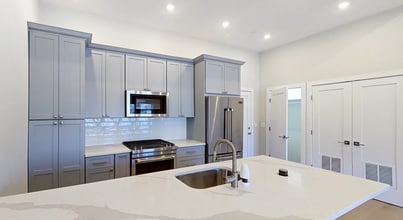 26 Cummins Hwy, Unit #32 - 2 in Boston, MA - Foto de edificio - Building Photo